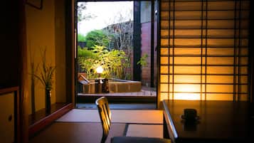 客房 (Japanese Western Style, Open-airBath ) | 客廳 | 平面電視