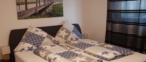 Ropa de cama de alta calidad, escritorio y cortinas blackout