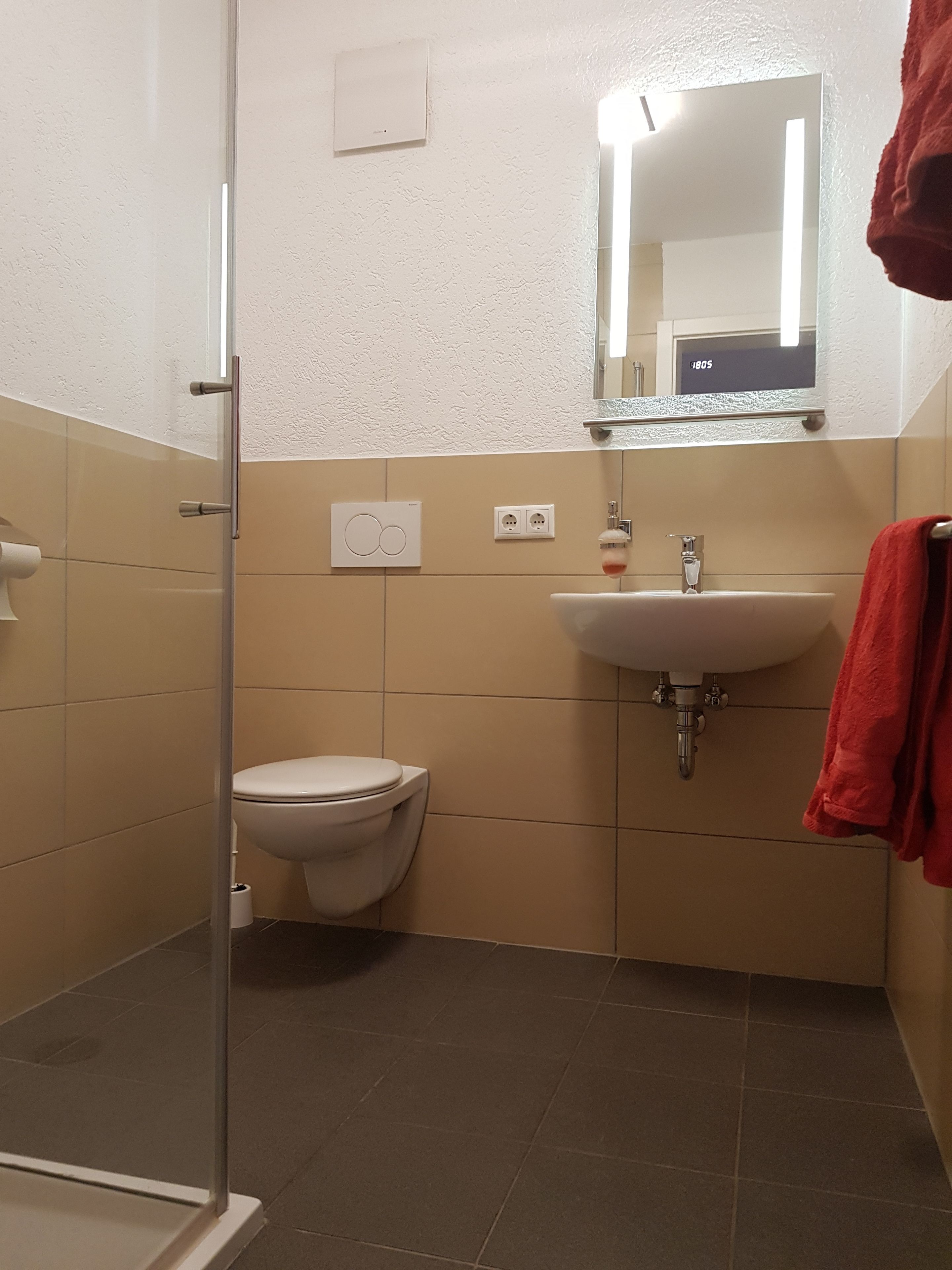 Ein Badezimmer mit Toilette, Waschbecken und Duschkabine.
