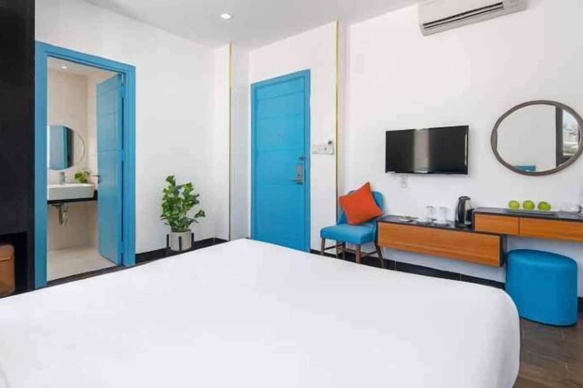 Hypo-allergenic bedding, minibar, desk, laptop workspace