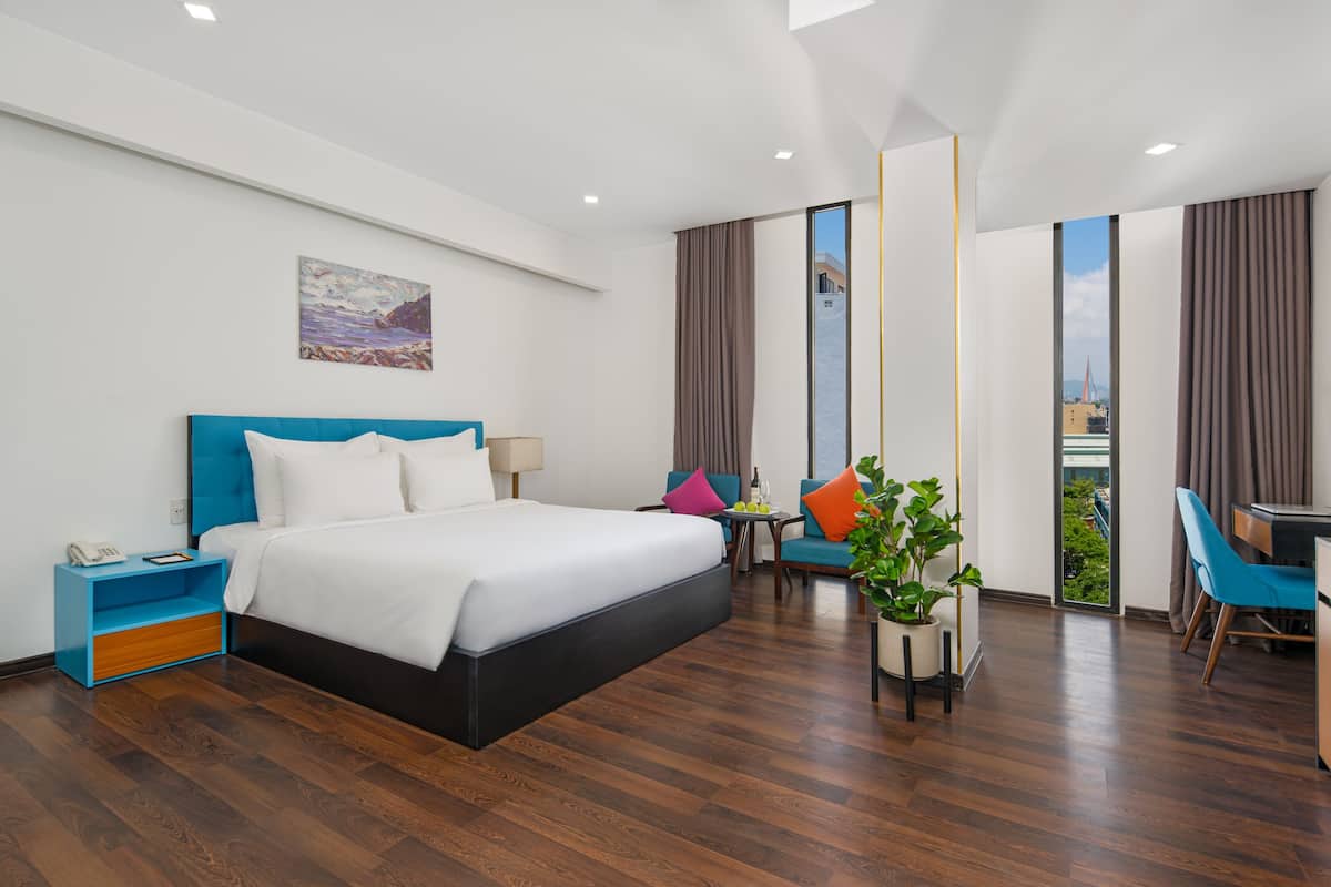 Executive Double Room | Hypo-allergenic bedding, minibar, desk, laptop workspace