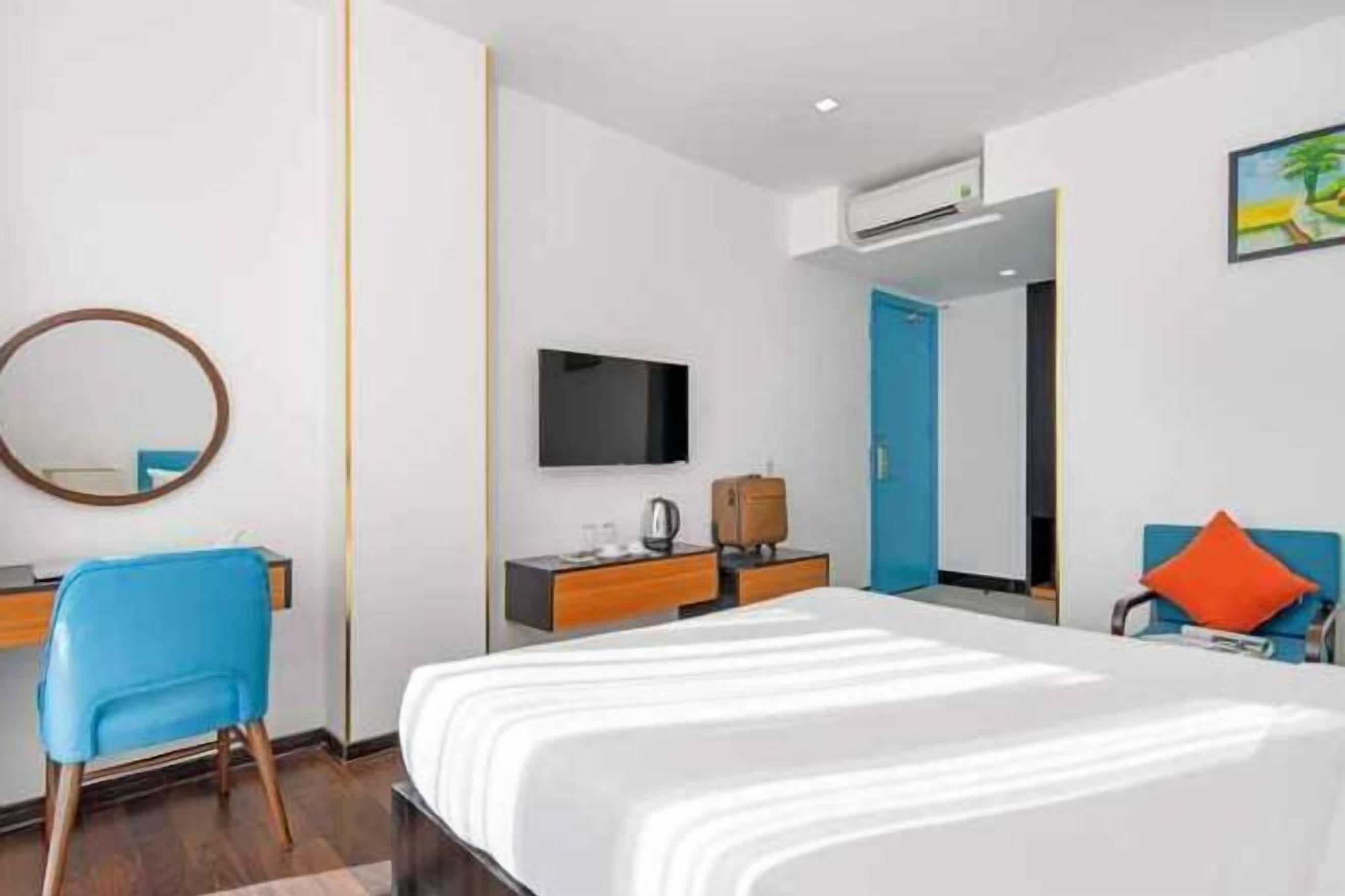 Hypo-allergenic bedding, minibar, desk, laptop workspace