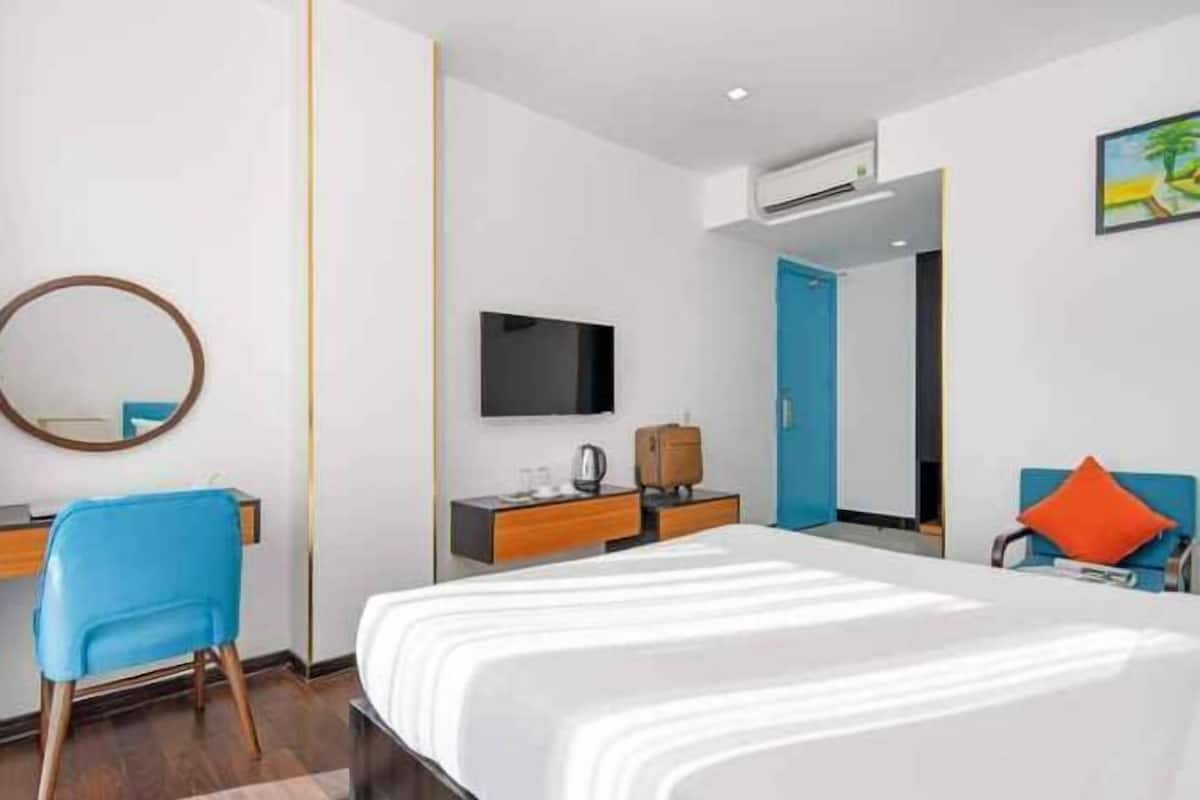 Hypo-allergenic bedding, minibar, desk, laptop workspace