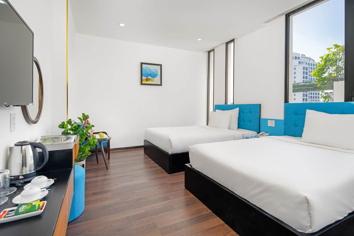 Deluxe Twin Room | Hypo-allergenic bedding, minibar, desk, laptop workspace