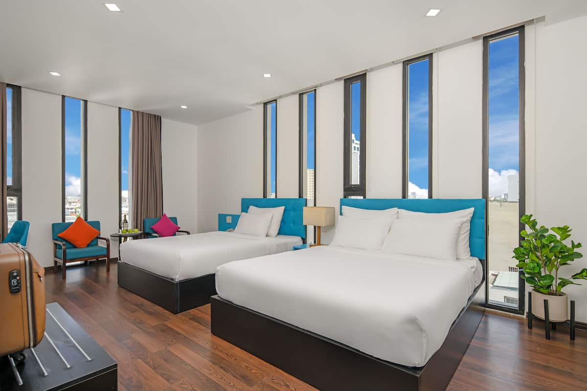 Executive Twin Room | Hypo-allergenic bedding, minibar, desk, laptop workspace