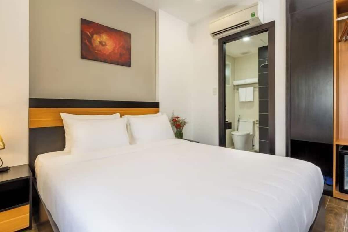 Hypo-allergenic bedding, minibar, desk, laptop workspace