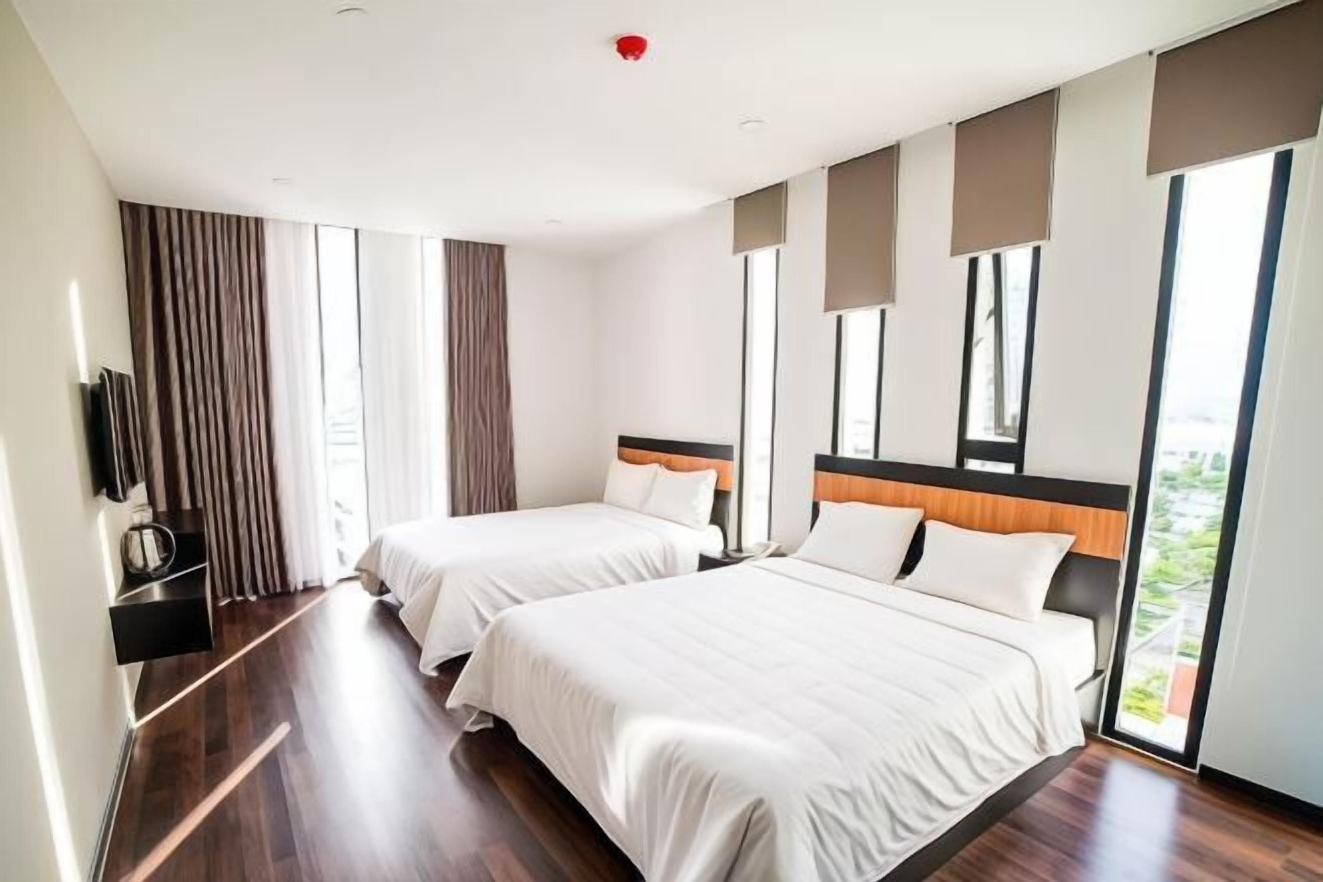 Hypo-allergenic bedding, minibar, desk, laptop workspace