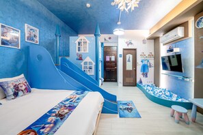 Habitació quàdruple familiar, 1 dormitori | Roba de llit d'alta qualitat, cobrellits i decoració individual 