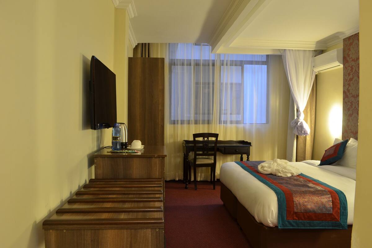 Luxe beddengoed, een minibar, een kluis op de kamer, een bureau