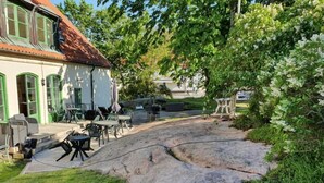 A house with a patio area featuring outdoor furniture and a stone pathway. - Fjällbacka Pensionat & Vandrarhem (Fjallbacka)