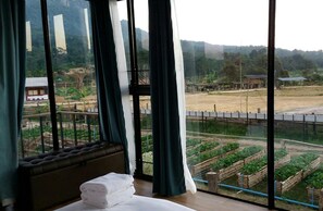 Room, 1 Queen Bed, Mountain View | Premium bedding, Select Comfort beds, individually decorated
