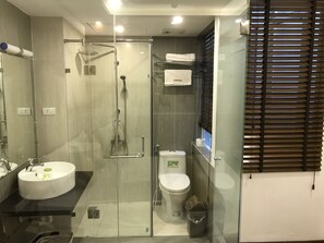 Shower, free toiletries, hair dryer, bathrobes - Hotel Bel Ami Hanoi (Hanoi)