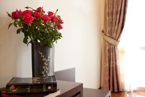 Deluxe Double Room, City View | Bar mini, peti besi dalam bilik, meja, kalis bunyi 