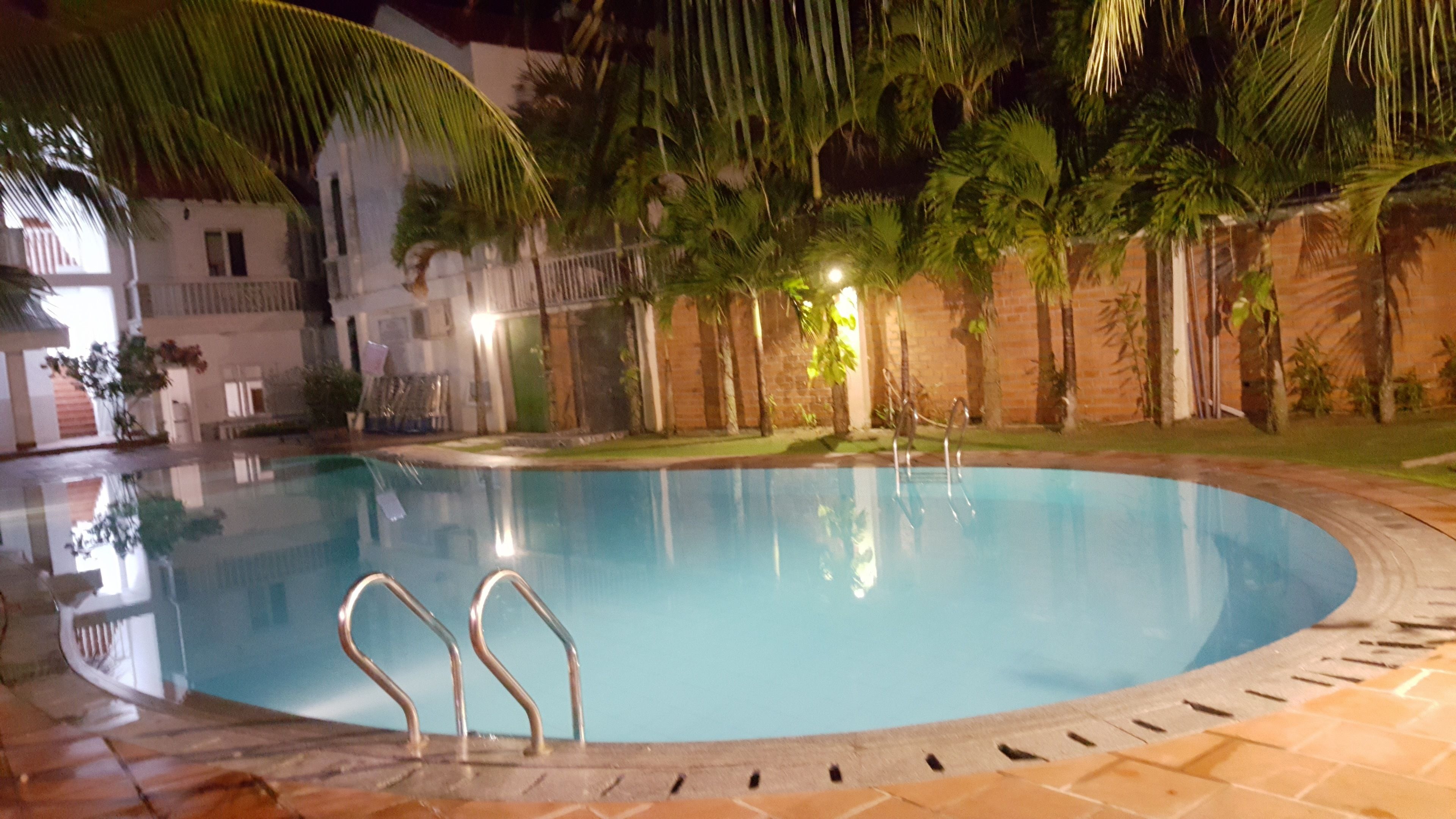 outdoor pool, open 7 am to 10 pm, pool umbrellas, pool loungers