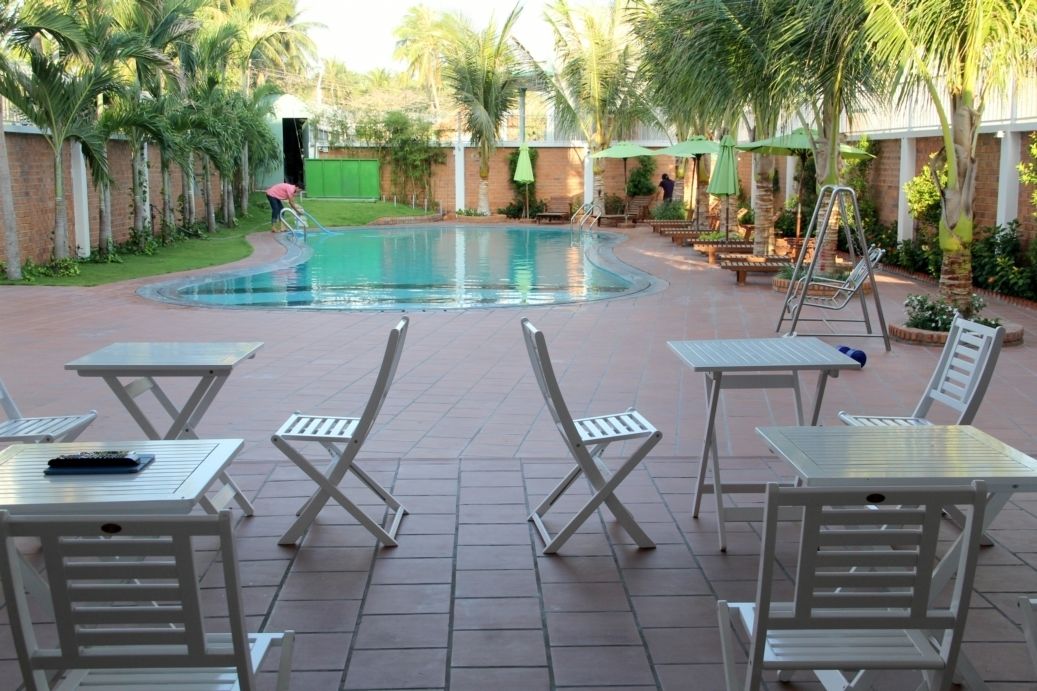 breakfast, lunch, dinner served; local and international cuisine