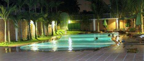 Ulkouima-allas avoinna 7.00–22.00, aurinkovarjoja, aurinkotuoleja