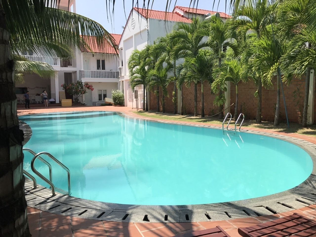 outdoor pool, open 7 am to 10 pm, pool umbrellas, pool loungers