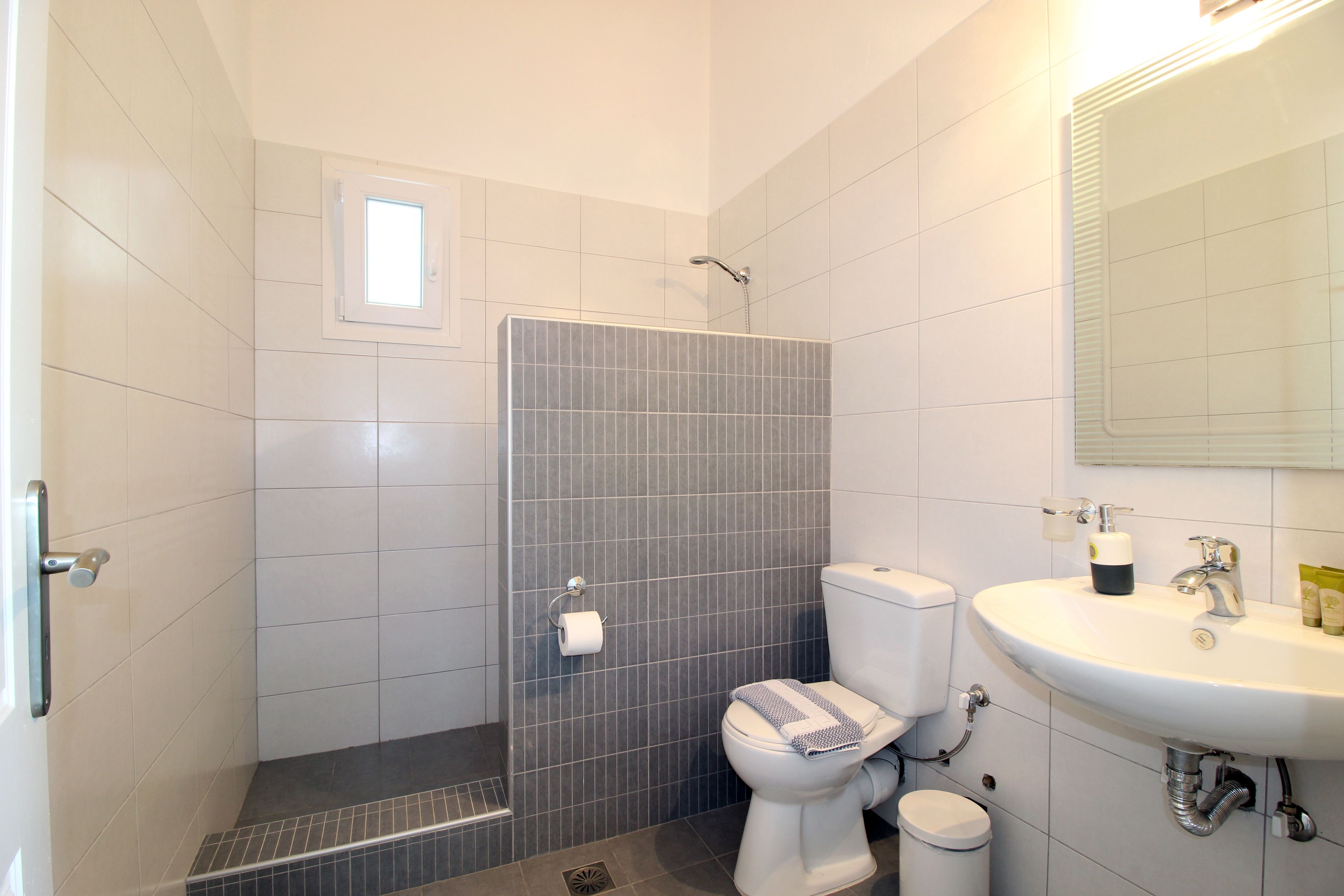 superior double room, sea view | bathroom | shower, free toiletries, hair dryer, slippers