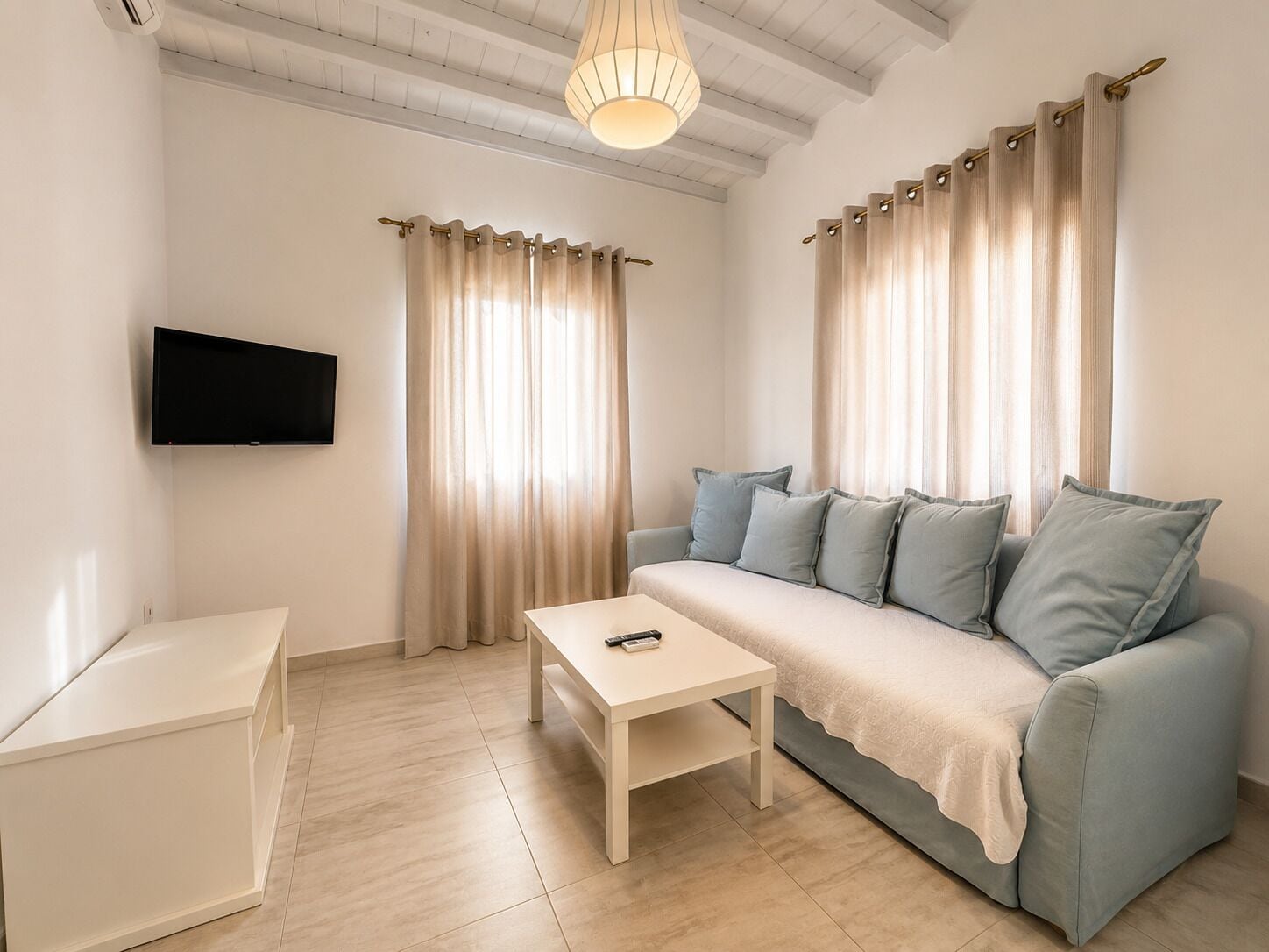 Appartamento, 1 camera da letto, vista mare | Area soggiorno | TV a schermo piatto 32 pollici con canali digitali, TV