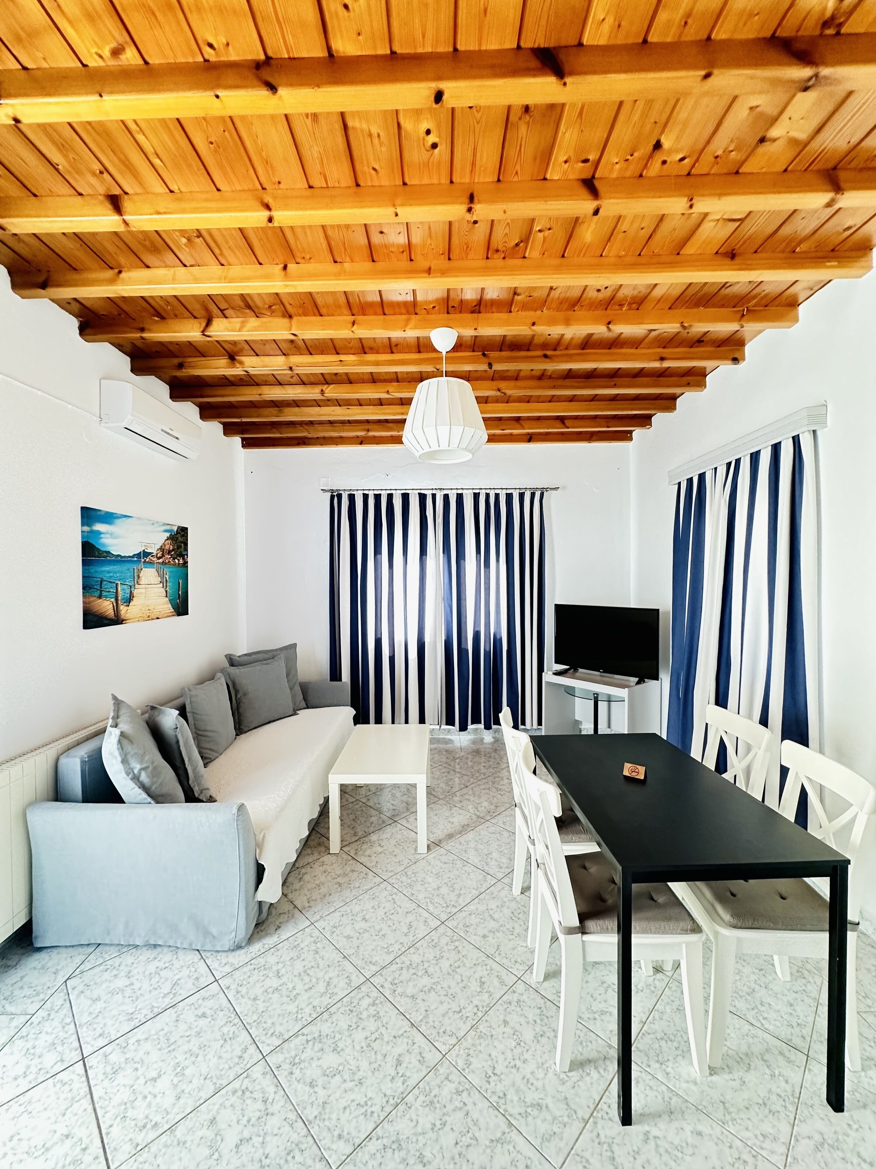 Departamento superior, 1 habitación, vista al mar | Área de sala de estar | Televisión de pantalla plana de 32 pulgadas con canales digitales 