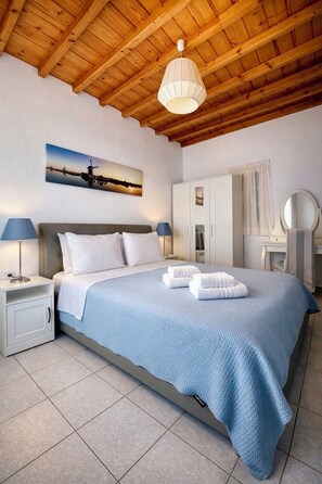 Departamento superior, 2 habitaciones | Minibar, caja de seguridad en la habitación y insonorización 