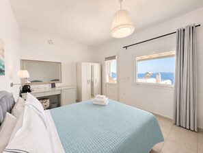 Habitación doble superior, vista al mar | Minibar, caja de seguridad en la habitación y insonorización 