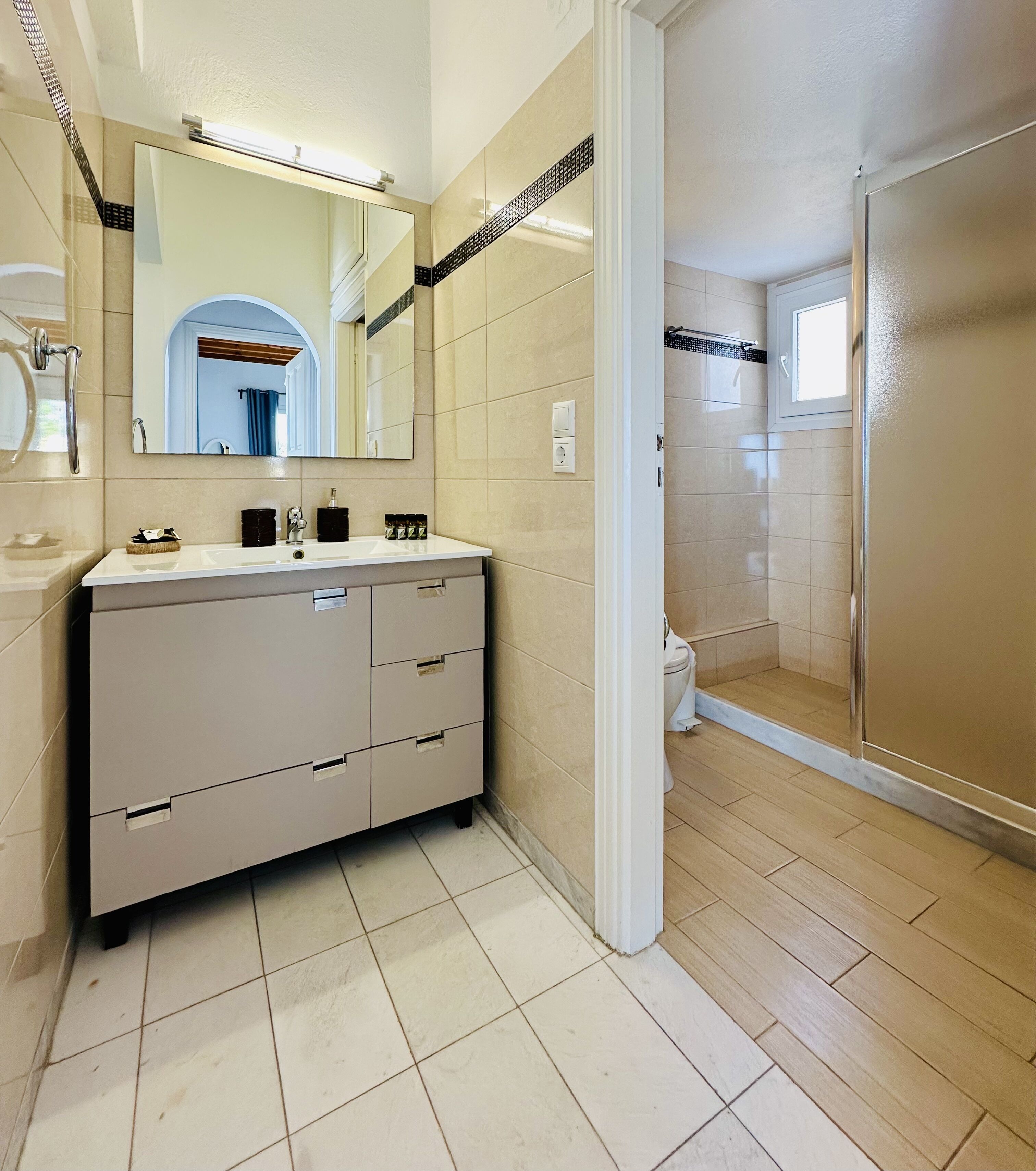 superior apartment, 2 bedrooms | bathroom | shower, free toiletries, hair dryer, slippers