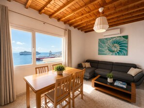 Apartament superior, 2 dormitoris | Sala d'estar | Televisor de pantalla plana de 32 polzades amb canals digitals 
