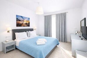 Superior Double Room, Sea View | Minibar, in-room safe, soundproofing, iron/ironing board - Villa Oceania (Mykonos)