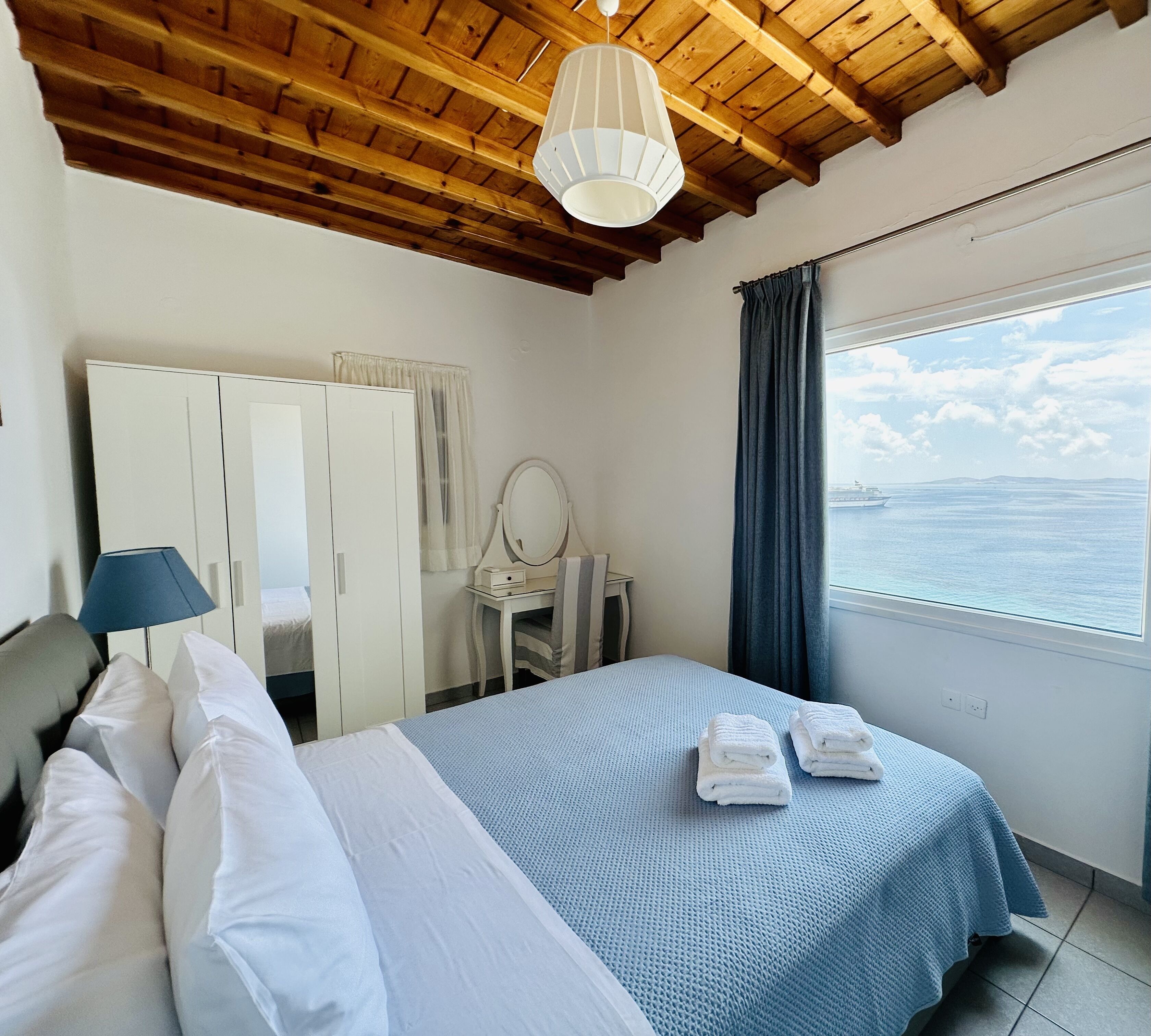 Departamento superior, 2 habitaciones | Minibar, caja de seguridad en la habitación y insonorización 