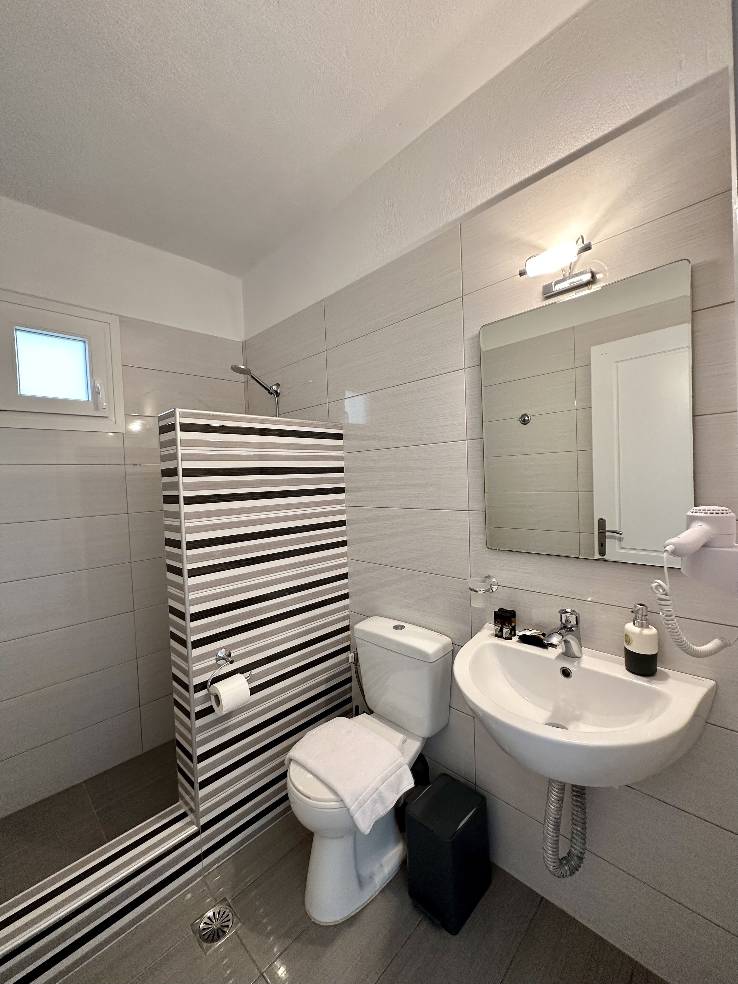superior double room, sea view | bathroom | shower, free toiletries, hair dryer, slippers