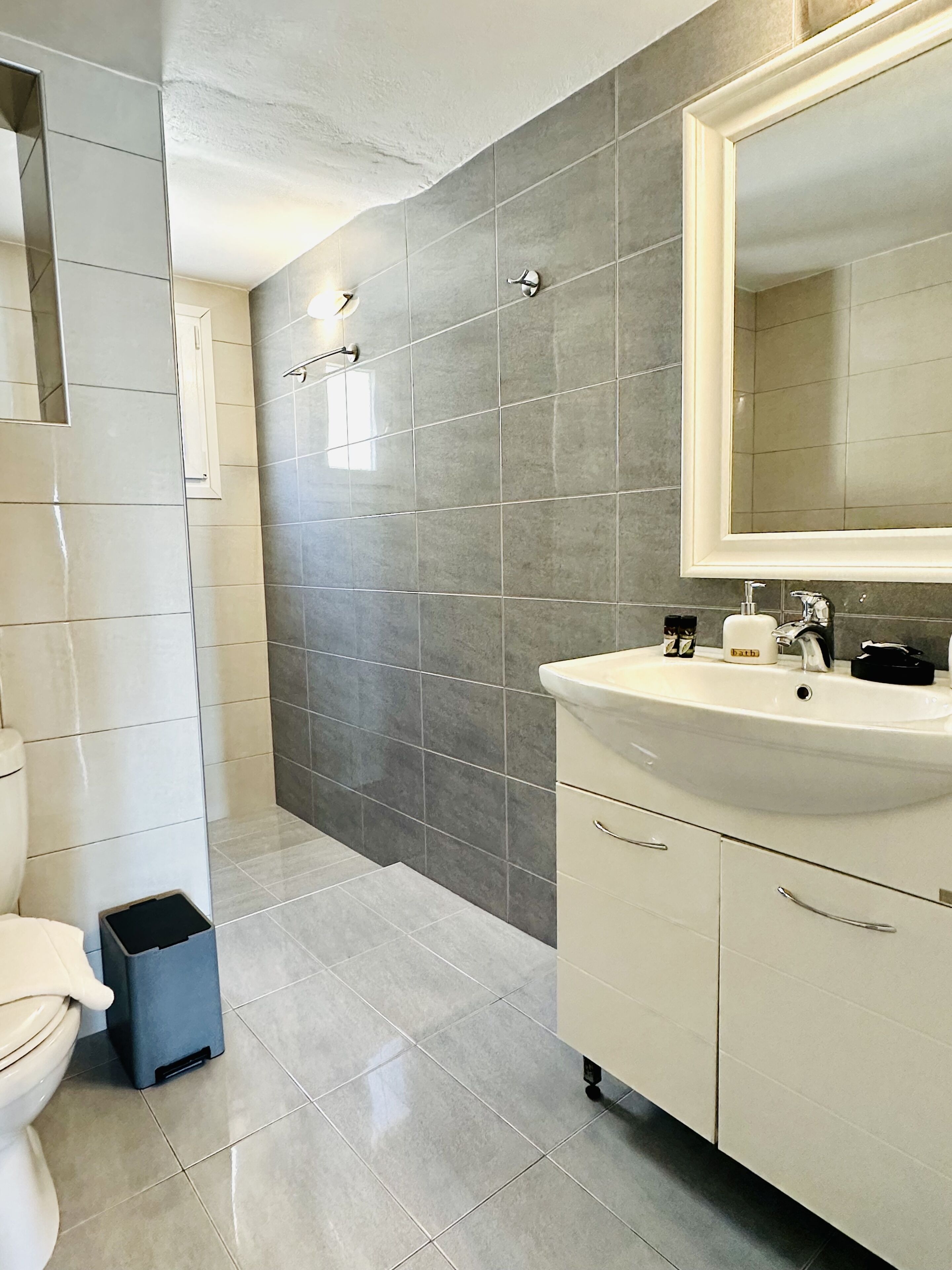 superior apartment, 1 bedroom, sea view | bathroom | shower, free toiletries, hair dryer, slippers