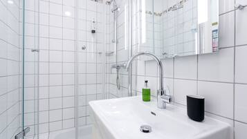 Een douche, gratis toiletartikelen, een haardroger, handdoeken