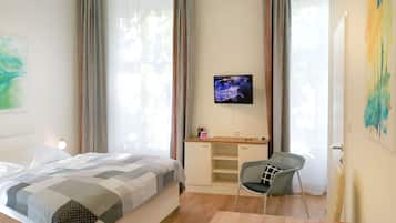 Apartment | Hypoallergeen beddengoed, een kluis op de kamer, een bureau