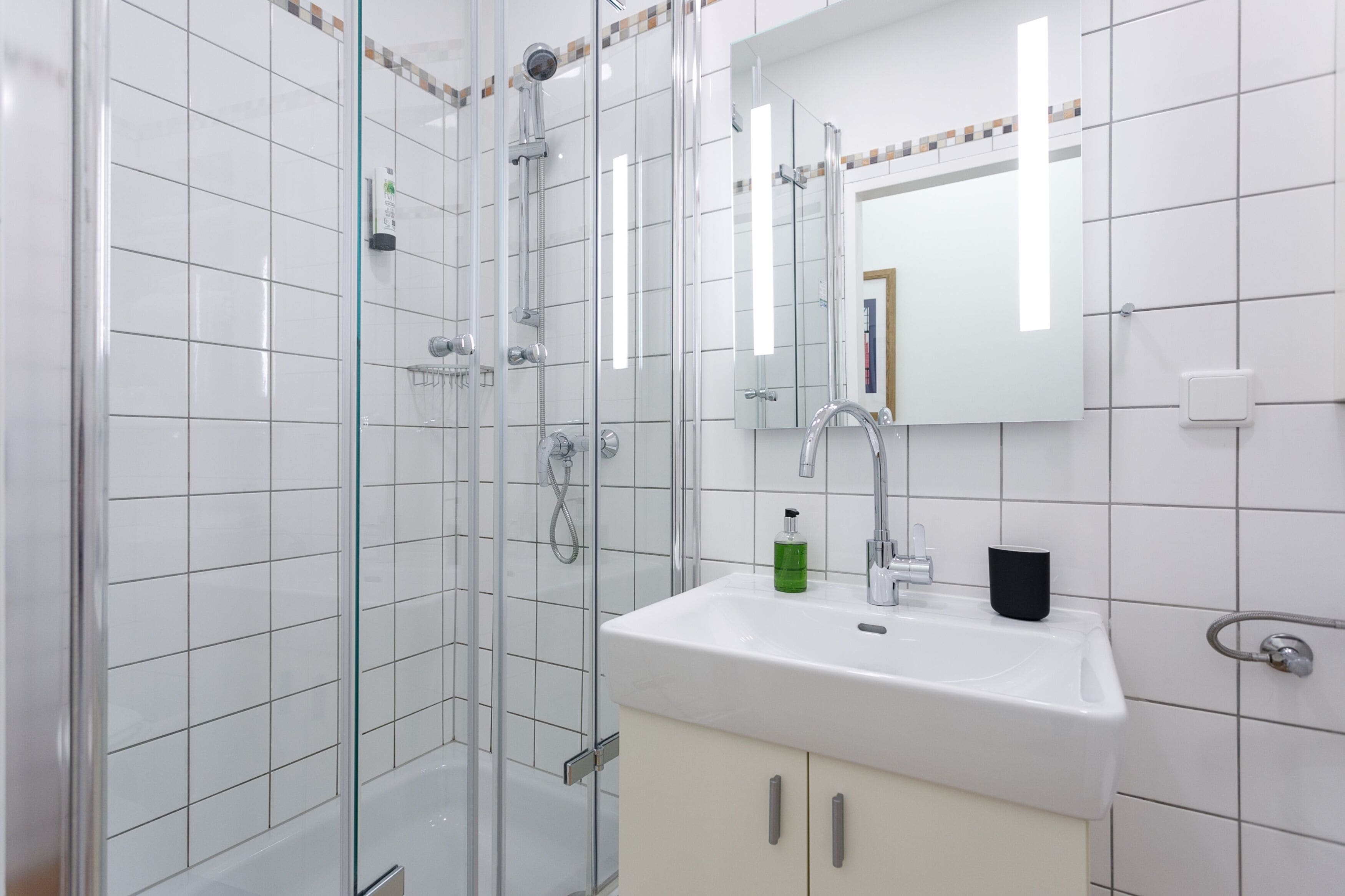 deluxe single room | bathroom | shower, free toiletries, hair dryer, towels