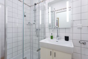Quarto solteiro luxo | Banheiro | Chuveiro, produtos de toalete grátis, secador de cabelo 
