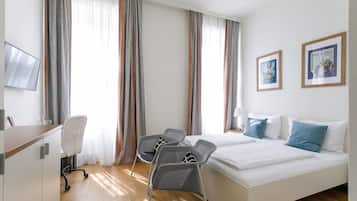 Tweepersoonskamer | Hypoallergeen beddengoed, een kluis op de kamer, een bureau