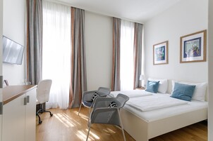 Double Room | Peralatan tempat tidur hipoalergenik, peti besi dalam bilik, meja 