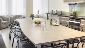 A modern kitchen with a dining area. - Riess City Rooms - Self Check-In (Vienna)