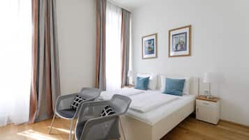 Tweepersoonskamer | Hypoallergeen beddengoed, een kluis op de kamer, een bureau