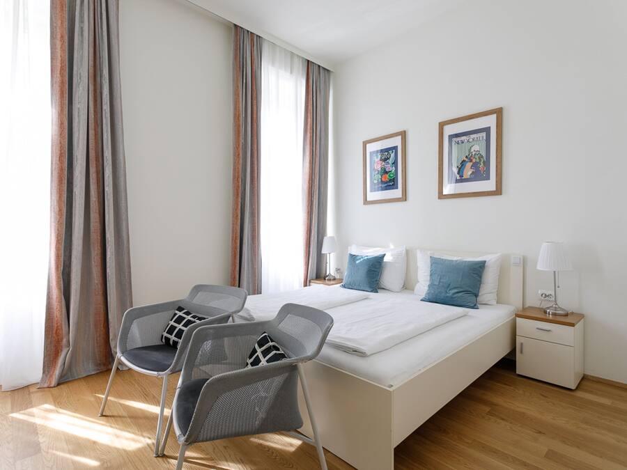 Ropa de cama hipoalergénica y caja de seguridad en la habitación