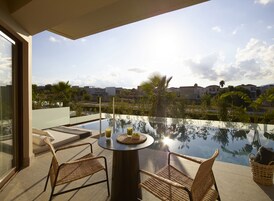 One-Bedroom Suite Swim-up | Premium bedding, minibar, in-room safe, desk