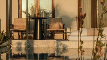 One-Bedroom Suite Swim-up