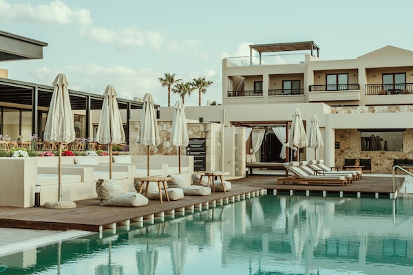 Piscine extérieure, parasols de plage, chaises longues