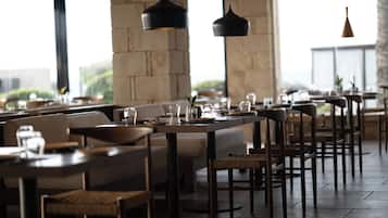 2 restaurantes; se sirven desayunos, almuerzos y cenas