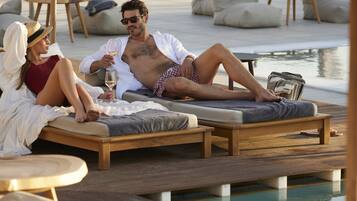 Utendørsbasseng, bassengparasoller og solsenger