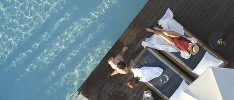 Piscine extérieure, parasols de plage, chaises longues