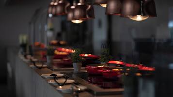 Här finns 2 restauranger som serverar frukost, lunch och middag