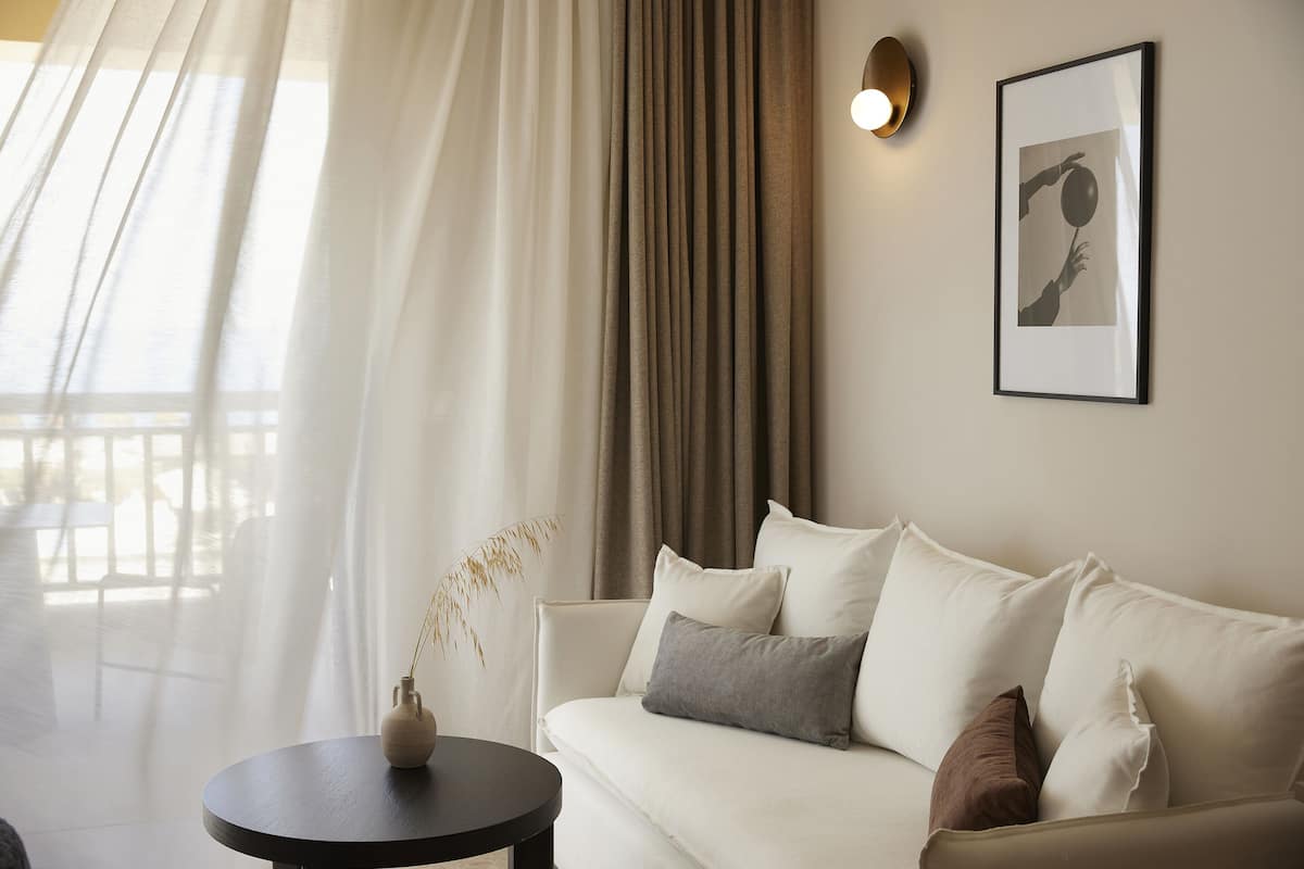 Habitación superior, vista al mar | 2 habitaciones, ropa de cama de alta calidad y minibar