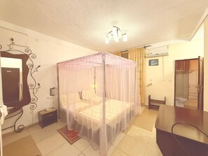 Minibar, coffres-forts dans les chambres, rideaux occultants